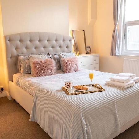 4 Bedroom Flat With High Speed Wi-Fi In North Acton, Ealing, West Londra Esterno foto