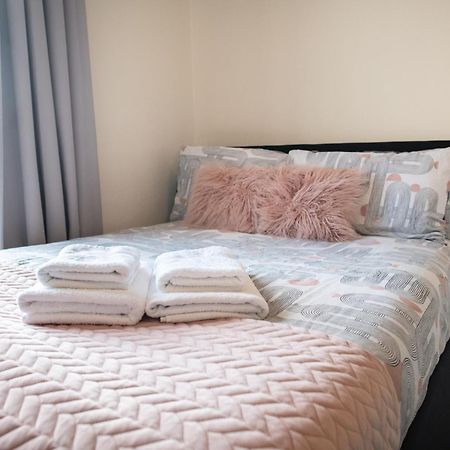 4 Bedroom Flat With High Speed Wi-Fi In North Acton, Ealing, West Londra Esterno foto