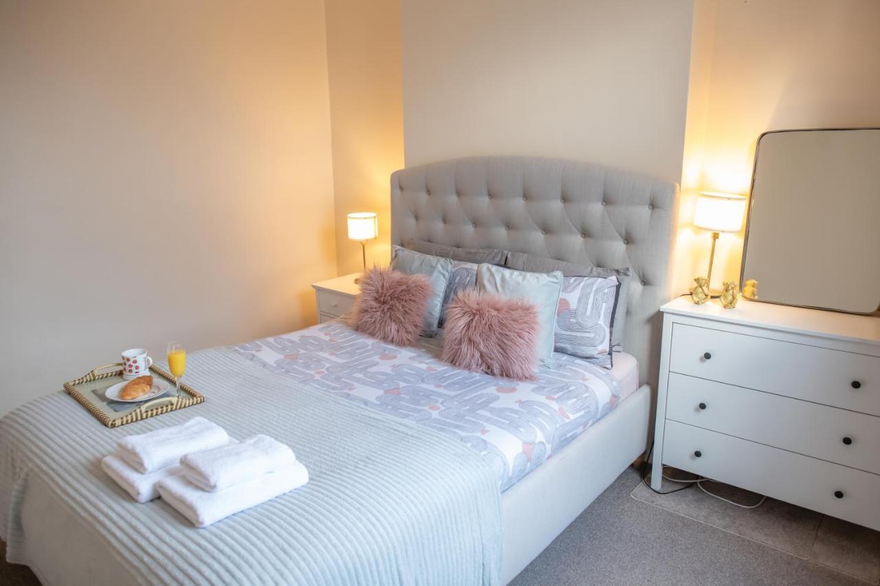 4 Bedroom Flat With High Speed Wi-Fi In North Acton, Ealing, West Londra Esterno foto