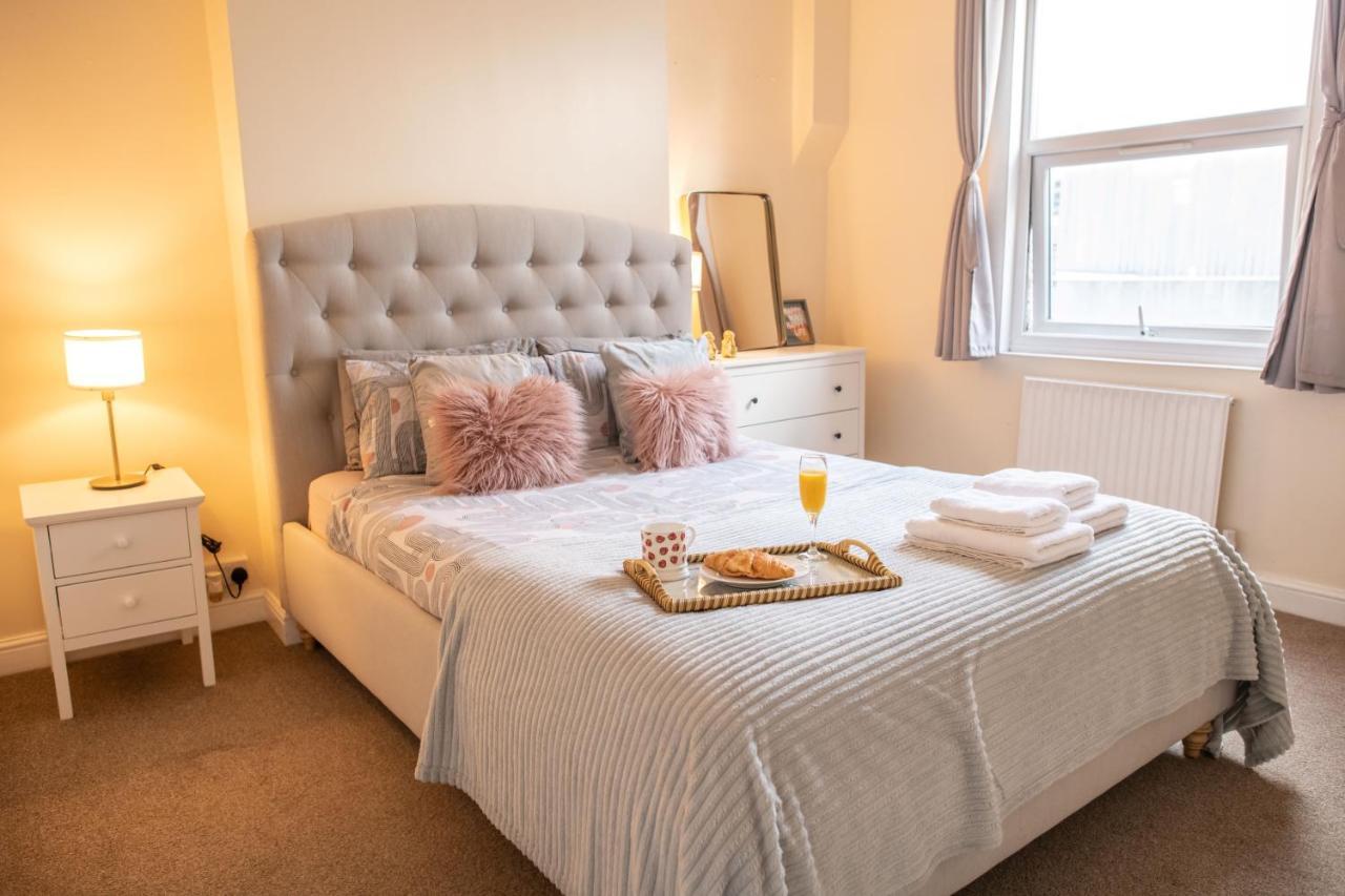4 Bedroom Flat With High Speed Wi-Fi In North Acton, Ealing, West Londra Esterno foto