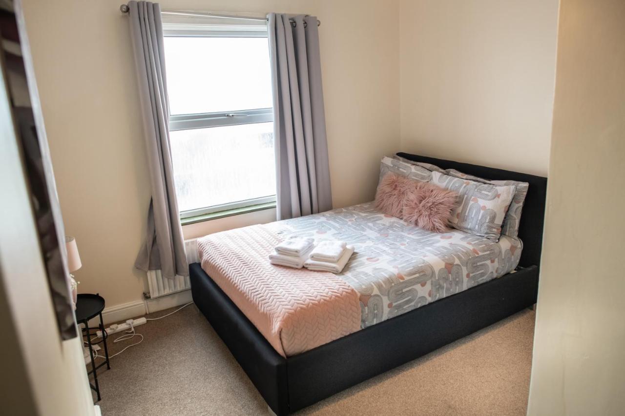 4 Bedroom Flat With High Speed Wi-Fi In North Acton, Ealing, West Londra Esterno foto