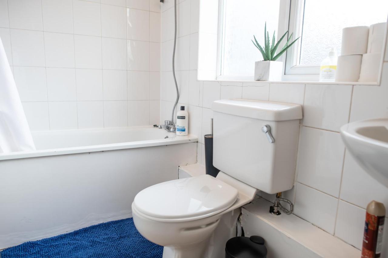 4 Bedroom Flat With High Speed Wi-Fi In North Acton, Ealing, West Londra Esterno foto