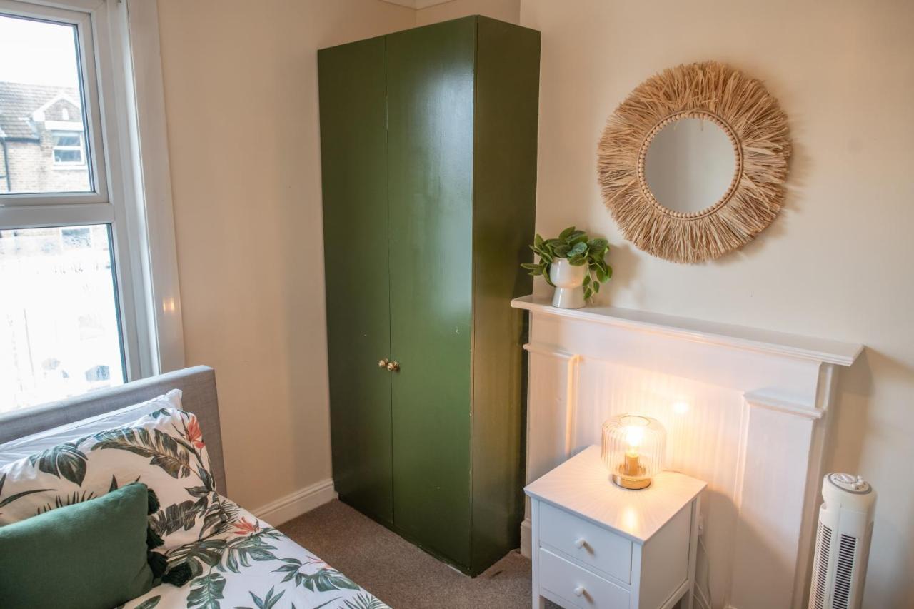 4 Bedroom Flat With High Speed Wi-Fi In North Acton, Ealing, West Londra Esterno foto