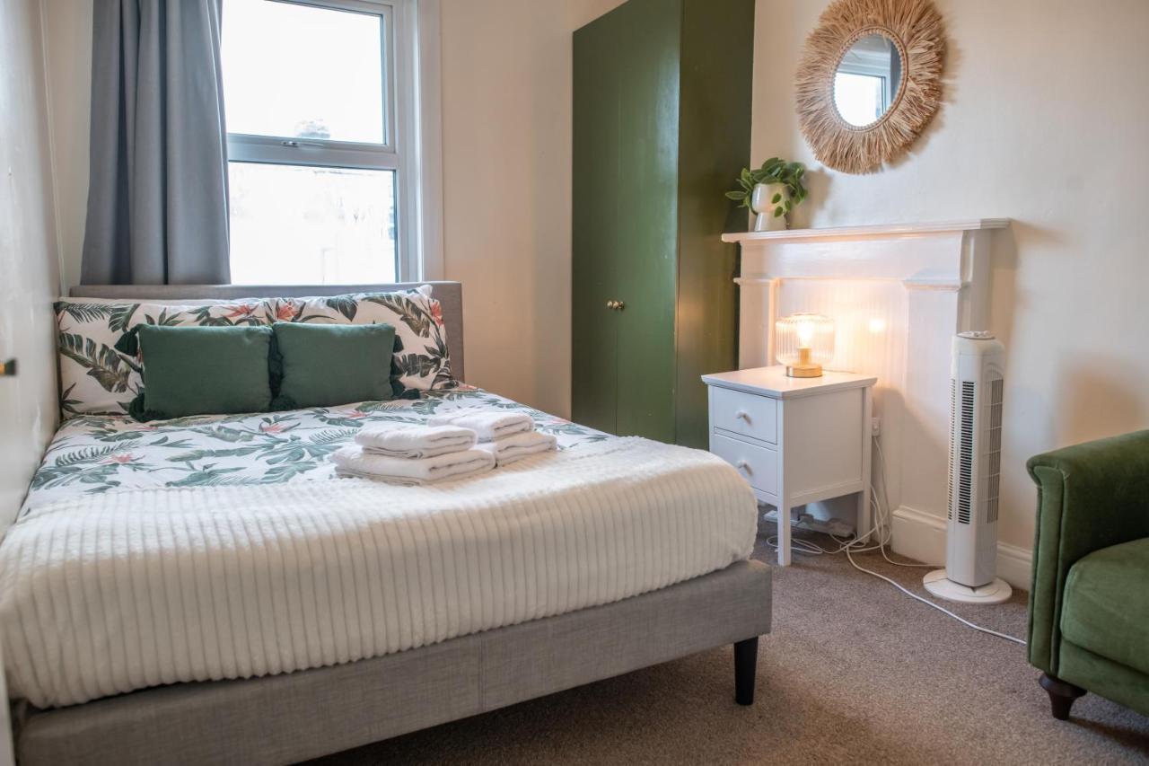 4 Bedroom Flat With High Speed Wi-Fi In North Acton, Ealing, West Londra Esterno foto