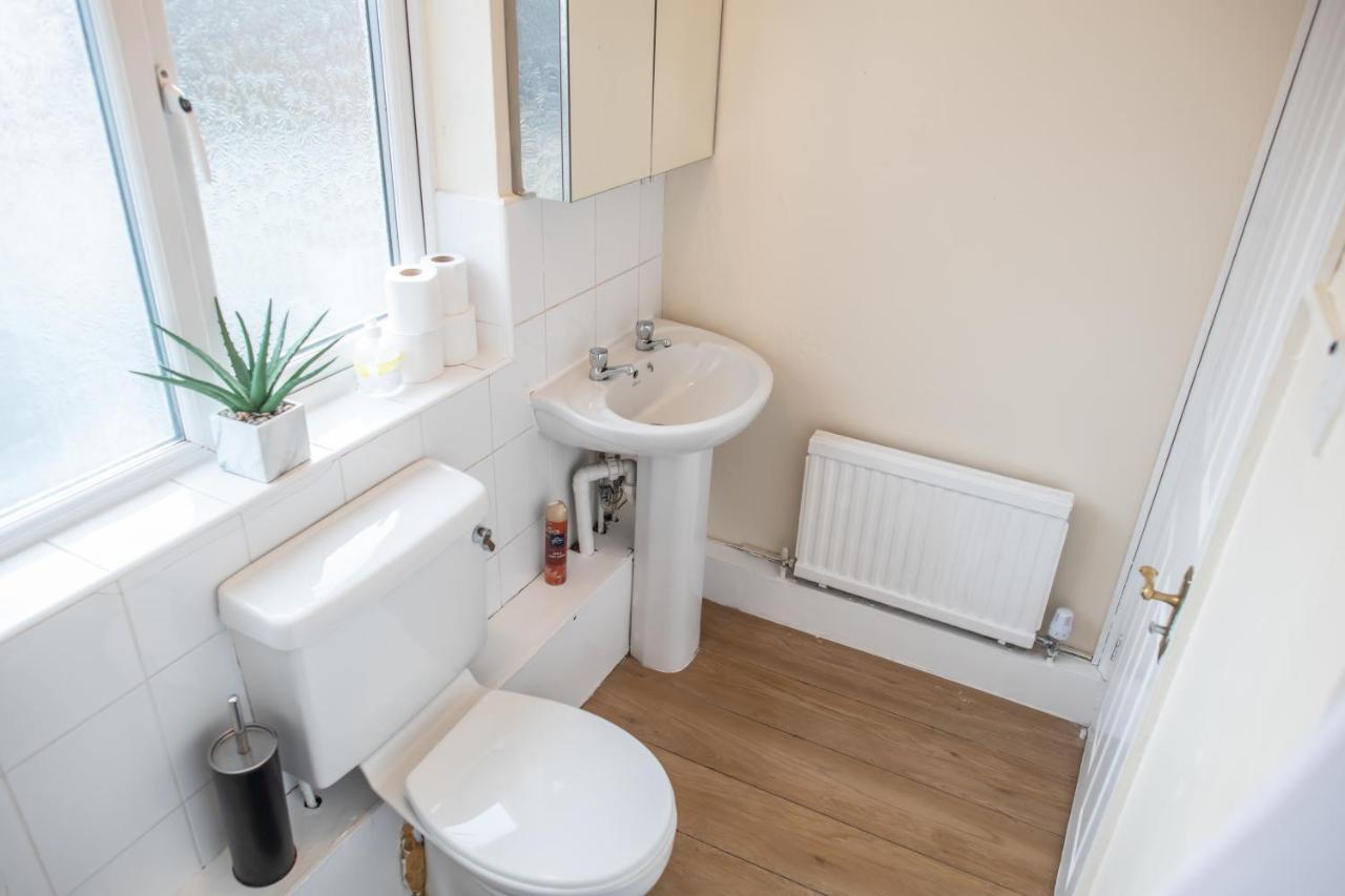 4 Bedroom Flat With High Speed Wi-Fi In North Acton, Ealing, West Londra Esterno foto