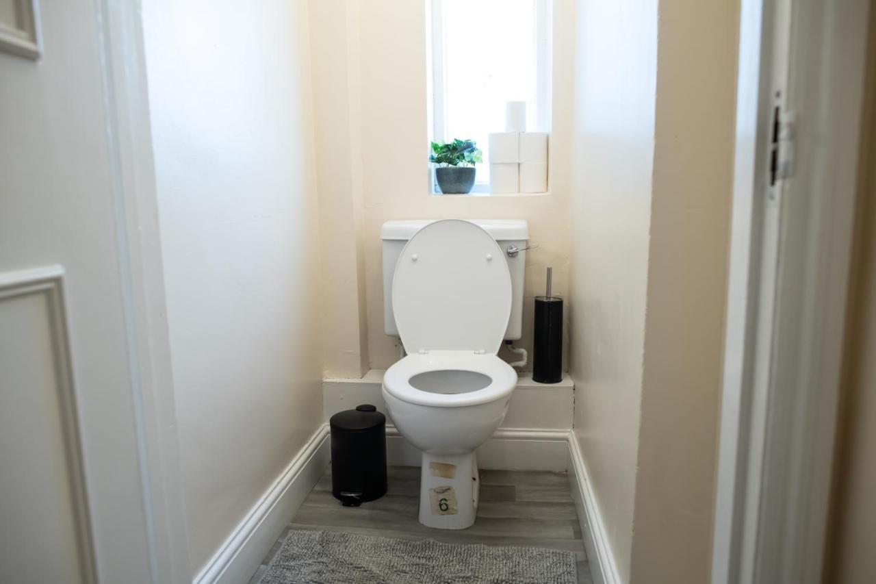 4 Bedroom Flat With High Speed Wi-Fi In North Acton, Ealing, West Londra Esterno foto