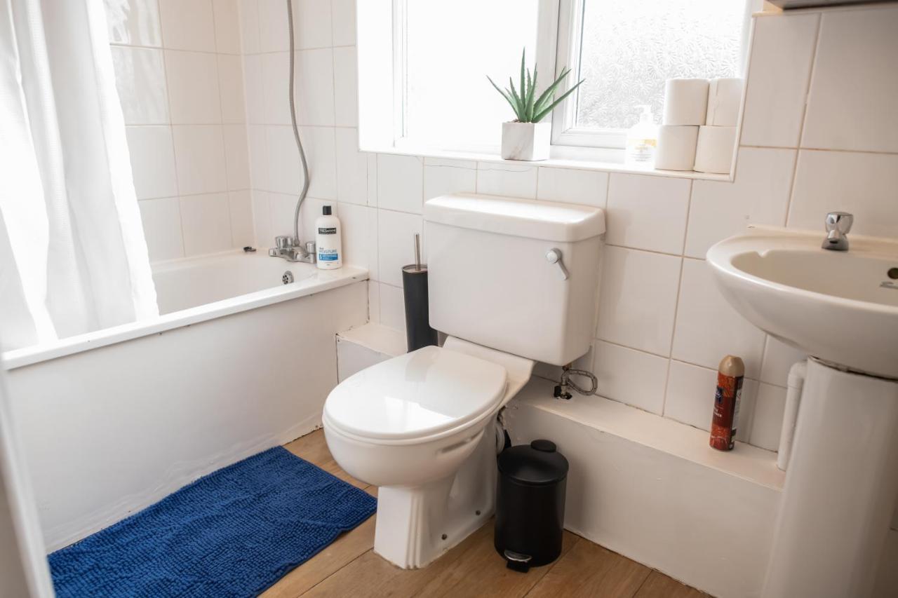 4 Bedroom Flat With High Speed Wi-Fi In North Acton, Ealing, West Londra Esterno foto