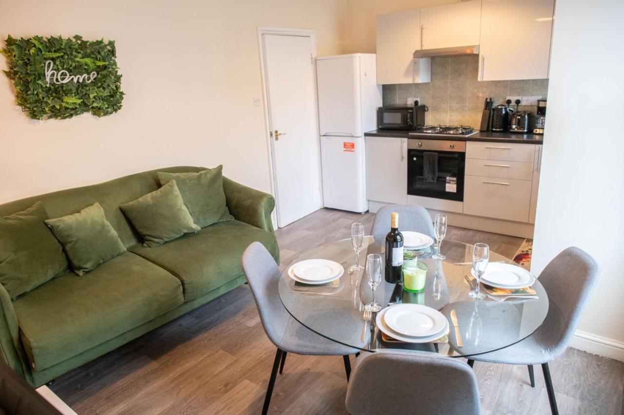 4 Bedroom Flat With High Speed Wi-Fi In North Acton, Ealing, West Londra Esterno foto
