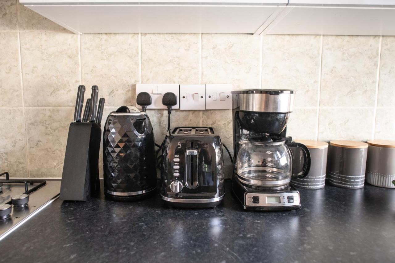 4 Bedroom Flat With High Speed Wi-Fi In North Acton, Ealing, West Londra Esterno foto