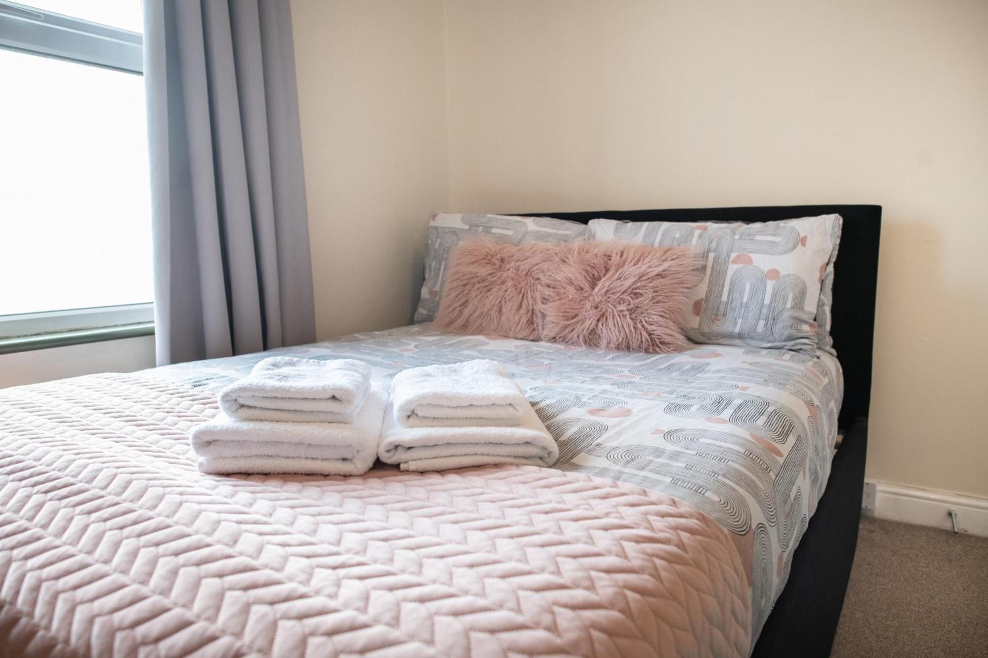 4 Bedroom Flat With High Speed Wi-Fi In North Acton, Ealing, West Londra Esterno foto