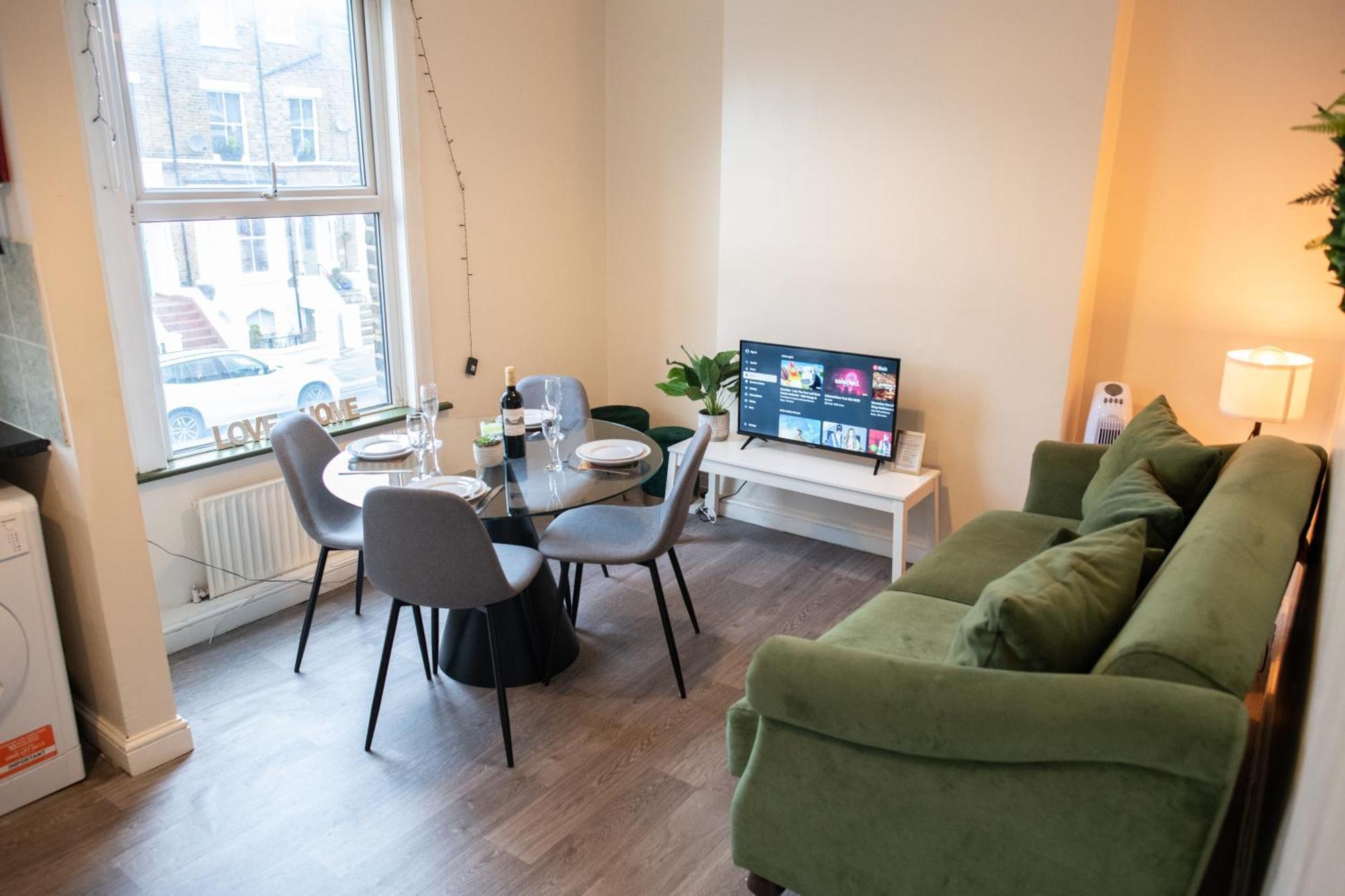 4 Bedroom Flat With High Speed Wi-Fi In North Acton, Ealing, West Londra Esterno foto