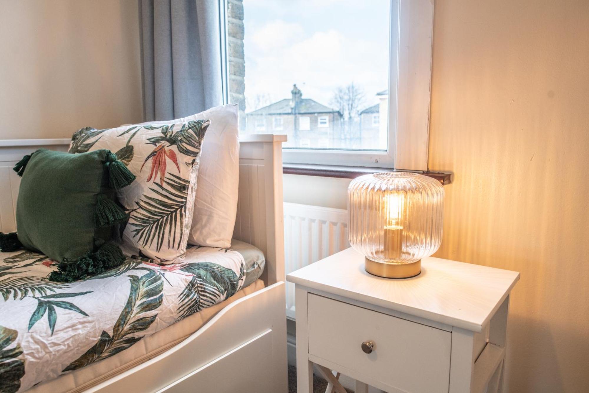 4 Bedroom Flat With High Speed Wi-Fi In North Acton, Ealing, West Londra Esterno foto
