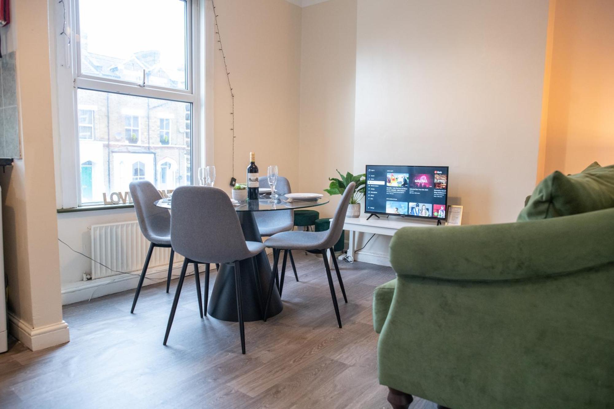 4 Bedroom Flat With High Speed Wi-Fi In North Acton, Ealing, West Londra Esterno foto